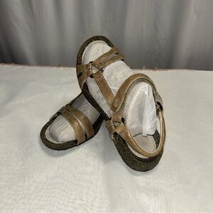 Teva Ventura Womens size 9 shoes brown strappy comfort sandals